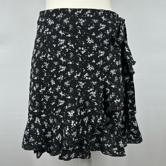 True Wrap Mini Skirt Ruffle Hem Lightweight Black White Ditsy Floral Print Small - Picture 4 of 11